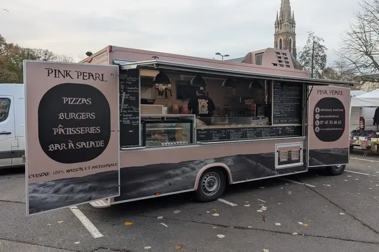 Le Pink Pearl navigue autour de Rennes