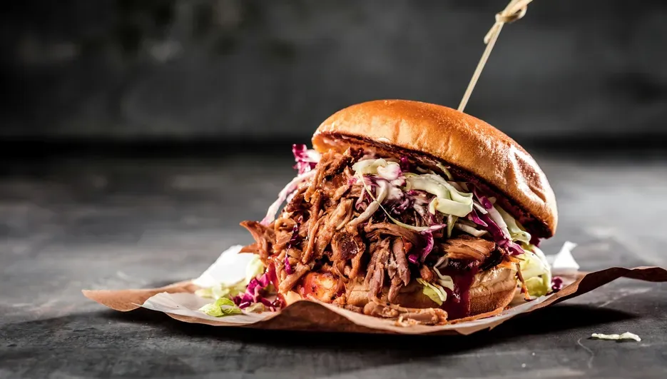 Burger pulled pork avec cheddar et bacon et sauce barbecue