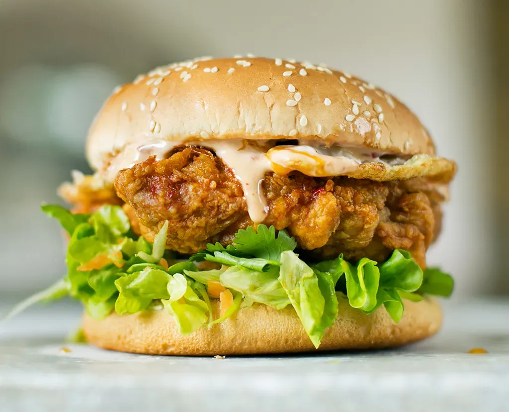 Burger poulet crispy avec sauce biggy et cheddar 