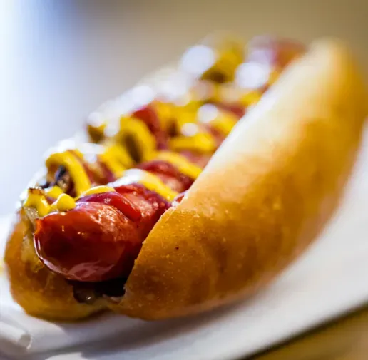 Hot dog new yorkais avec relish cornichon et oignons frit avec sauce au choix
