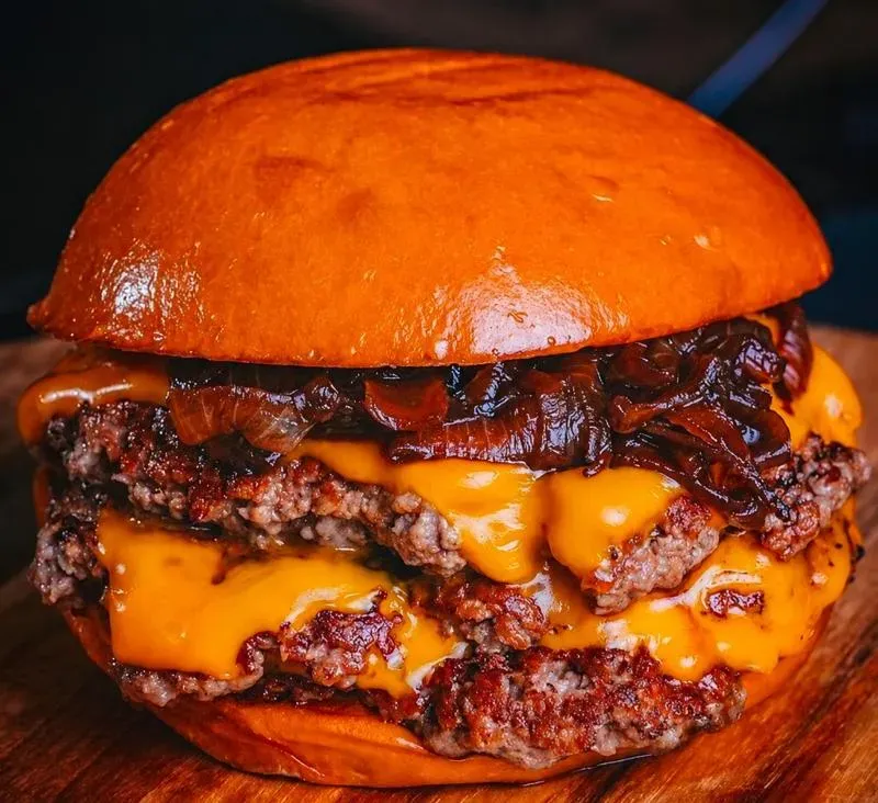 Smash burger boeuf avec bacon et cheddar et sauce smash