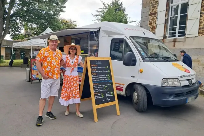 Marie-Pierre et Lilian devant leur camion-bar food truck.