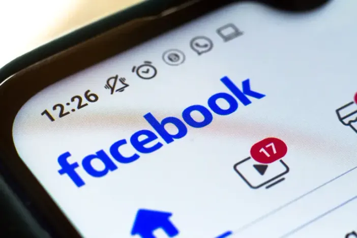 Facebook affiché sur un téléphone