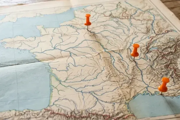 Carte de France avec des punaises