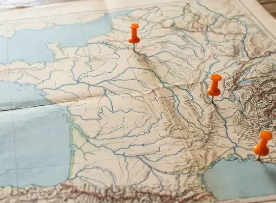 Carte de France avec des punaises